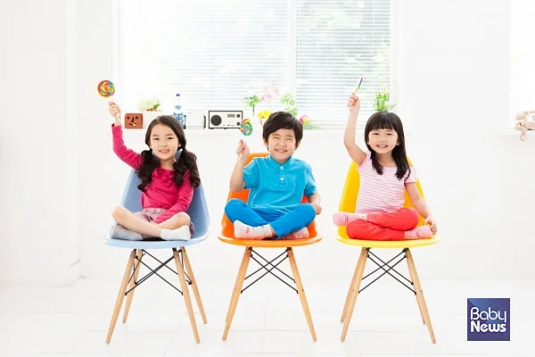 무엇보다 취학 전 아이의 경우 사회적 정서가 제대로 발달하지 않으면 학교생활에 적응하기 힘들 수 있다. 인지적 뇌는 7세 이후에도 꾸준히 발달하지만, 정서적 뇌는 7세 이전에 먼저 성숙하기 때문이다. 그런 점에서 5~7살 아이라면 정서적으로 상대의 역할과 처지를 이해할 수 있는 역지사지의 경험을 할 수 있는 기회를 제공해 주는 것이 필요하다.?ⓒ베이비뉴스
