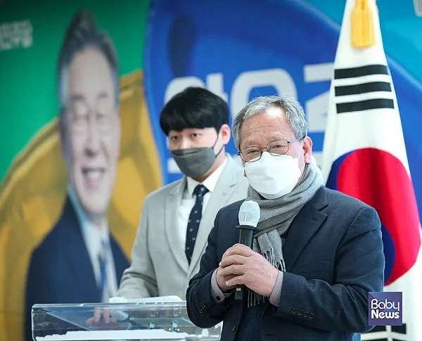 임재택 유보통합 추진본부 상임대표(부산대 명예교수)는 "‘영유아학교’를 만들어 영유아학교-초등학교-중학교-고등학교 체제로, 대한민국 교육의 근본을 전환하려고 한다”면서 영유아학교체제 구축을 강조했다.?최대성 기자 ⓒ베이비뉴스