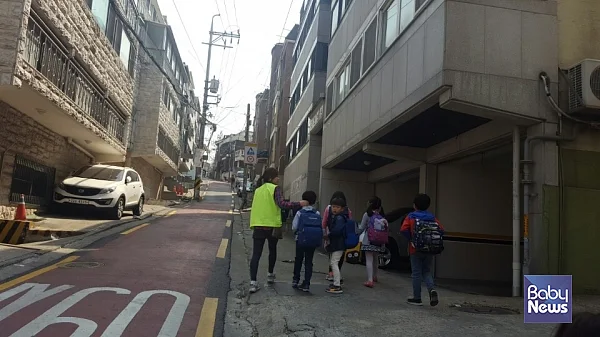 초등학생 등하교 지도하는 교통안전지도사.  ⓒ동작구
