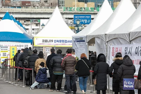 경기도가 코로나19 재택치료자 급증에 따른 유기적 응급환자 대응을 위해 보건소와 소방서 간 핫라인, 코로나19 전담 응급실 운영 등을 추진한다고 28일 밝혔다. 김재호 기자 ⓒ베이비뉴스
