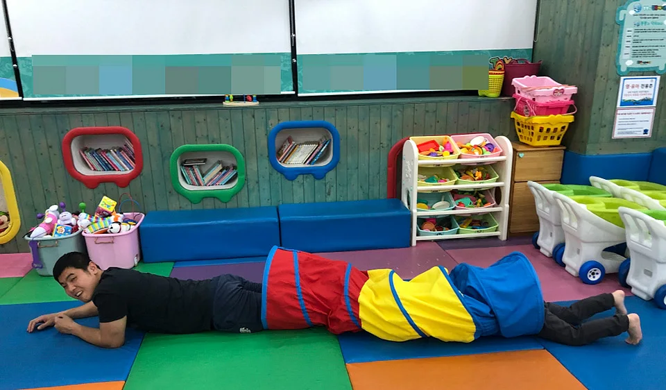 아빠 권일훈 씨는 아이들에게 물질적으로 많이 해주지 못하는 대신 몸으로 더 많이 놀아준다. 최대성 기자 ⓒ베이비뉴스
