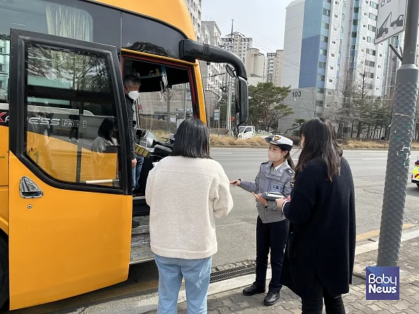 수원시·수원남부경찰서·한국교통안전공단 관계자들이 ‘어린이 통학버스 안전 점검’을 진행하는 모습.?ⓒ수원시