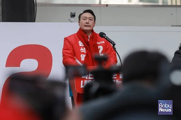 윤석열 대통령 당선인은 공약집을 통해 “어린이집과 유치원 교사의 처우를 개선하고 단계적 유보통합을 추진하겠다”고 약속했다. ⓒ베이비뉴스?