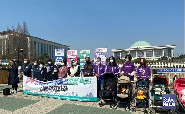 정치하는엄마들은 4일 오전 11시 국회 앞에서 전국장애인차별철폐연대의 이동권 투쟁인 이른바 '지하철 시위'를 지지하는 공동기자회견에 참석해 장애인을 비롯해 아동과 노인 등 모두의 차별없는 이동권을 보장해야 한다고 목소리를 높였다. ⓒ정치하는엄마들
