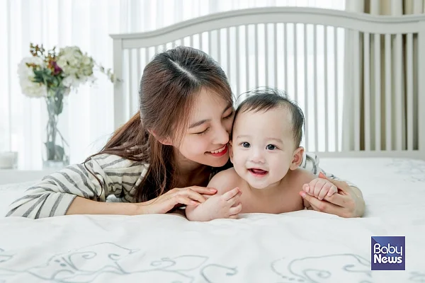 출생 아동에게 첫만남이용권 200만 원을 지급하여 생애 초기 아동 양육에 따른 경제적 부담을 경감하기 위해서 정부가 올해부터 새롭게 시행하는 제도이다.?ⓒ베이비뉴스