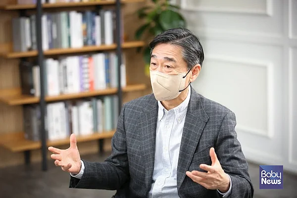 오준 세이브더칠드런코리아 이사장은 "아동이 행복한 세상을 만들기 위해서는 복지적인 접근이 아니라 권리적인 접근이 필요하다"면서?"UN아동권리협약은 ‘아동이 권리를 가진 주체다’라는 점을?분명히 했다는 점이 가장 중요한 의미"라고 말했다. 최대성 기자 ⓒ베이비뉴스