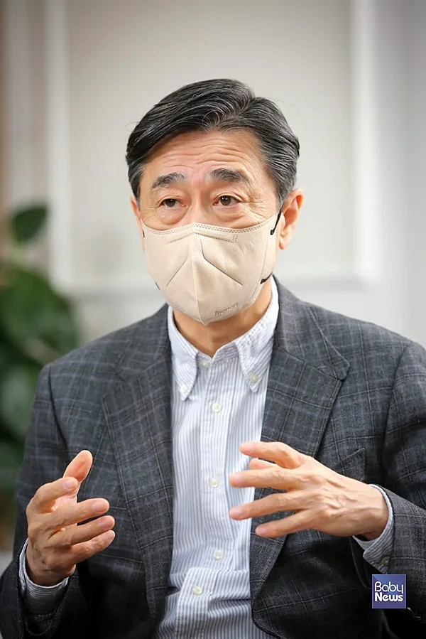 오준 세이브더칠드런코리아 이사장은 "현대전에서 아동은 직접적인 피해자가 된다"면서 "우크라이나 전쟁 피난민의 절반 정도가 아동이다. 세이브더칠드런은 난민 캠프를 지원하는 활동과 함께, 우크라이나 내부에서 20여 명의 활동가들이 생필품, 식량, 식수 등을 지원하는 활동을 펼치고 있다"고 전했다. 최대성 기자 ⓒ베이비뉴스