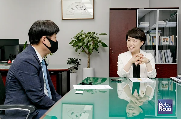 김선순 서울시 여성가족정책실장은 "보육교직원이 행복해야 우리 아이들이 행복할 수 있다"면서 "보육교직원 안심상담실을 통해 보육교직원의 권익이 실질적으로 보장되기를 바라며, 보육교직원이 안심하고 보육에 전념할 수 있는 근무환경을 조성해 아이 키우기 좋은 보육특별시 서울이 만들어지기를 기대한다"고 전했다. 이효상 기자 ⓒ베이비뉴스