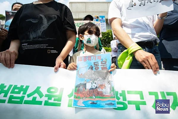 이번 아기 기후소송은 부모가 아닌 아기들이 직접 헌법소원 청구인이 되어 가장 어린 세대의 관점과 입장에서 국가의 온실가스감축목표가 권리와 자유를 침해한다는 것을 항의하고, 위헌임을 확인받겠다는 의미가 있다. ⓒ아기기후소송단