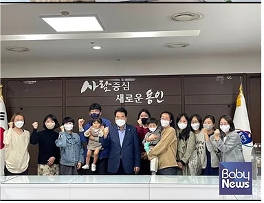 용인시청 시장실에서 한시간에 걸친 회의가 이루어졌다. 용공넷과 느티나무 도서관 곽선진 사무국장, 시장실 실무자와 백군기 용인시장의 만남. ⓒ용인시공동육아어린이집네트워크