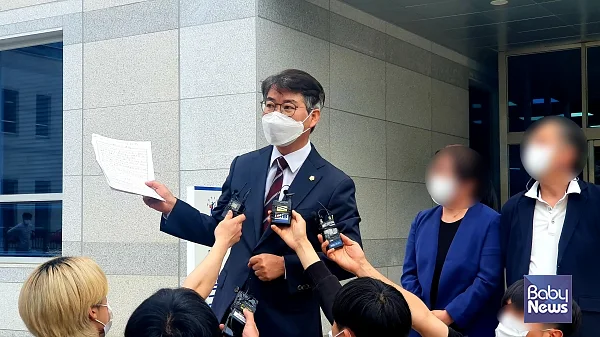 김석민 충북법무사회장이?오창여중생 사망사건 항소심?판결 선고 후 그 결과를 설명하고 있다. ⓒ대한법무사협회