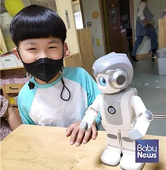 광진구 구립수호천사어린이집(원장?조혜숙)은 서울시의 ‘알파미니’ AI로봇 대여 사업을 통해 아이들이 AI기술을 접하고 교감할 수 있는 프로그램을 제공하고 있다.?ⓒ서울시