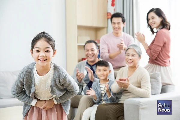 무엇보다 중요한 것은 부모가 먼저 인사를 잘 건네는 모습을 보여주는 것이다. 길을 가다 마주치는 이웃에게, 버스 기사 아저씨에게 먼저 ‘안녕하세요’라고 인사를 건넨다. 그런 다음 아이에게도 인사를 권유하고, 인사를 하면 칭찬해준다. ⓒ베이비뉴스