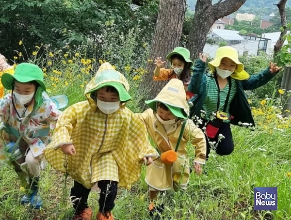 보슬비가 내리는 날, 자연 속에서 뛰노는 아이들. ⓒ공동육아와공동체교육