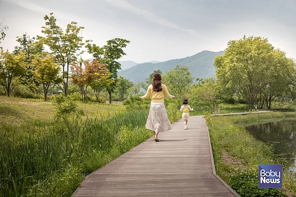 아이가 스스로 할 수 있는 부분은 부모가 나서서 개입하지 않고, 아이가 능동적으로 생각하고 행동할 수 있도록 도와주는 것이 좋다. ⓒ베이비뉴스
