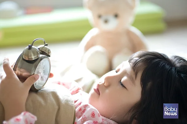 시간 체크를 꼼꼼히 하는 아이. ⓒ베이비뉴스