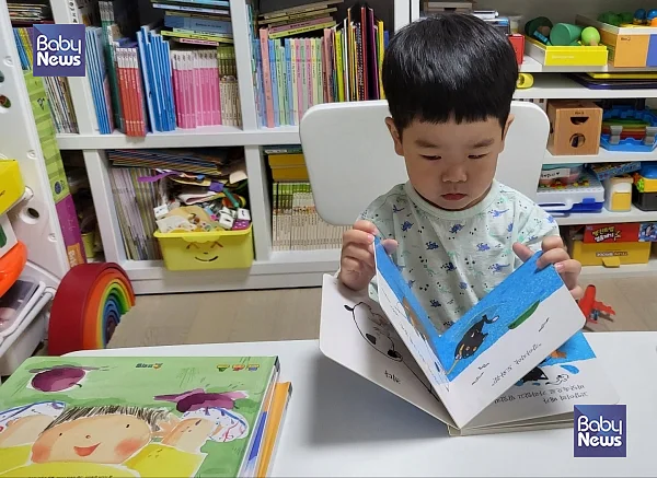 책을 읽고 있는 아이. ?김은정