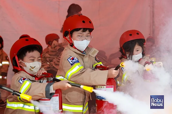 ‘2022년 영유아 안전 축제’에서 소방안전 체험을 하고 있는 아이들의 모습. ⓒ남양주시