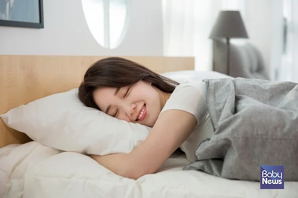 기상 및 취침 시간은 일정하게 유지하고 수면의 질을 향상해주어야 합니다. ⓒ베이비뉴스