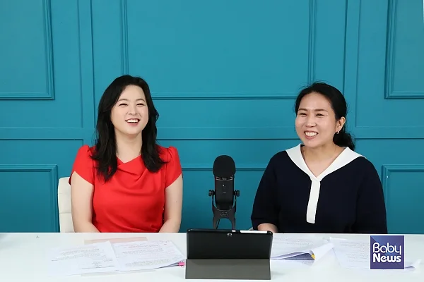 8월 부모4.0 맘스클래스는 박현숙 마인드카페 원장(사진 오른쪽)이 출연했다. 기존 부모4.0 전속 MC 이나영 육아캐스터는 출산휴가로 잠시 자리를 비웠고, 이날 진행은 김지연 MC가 대신했다. 이효상 기자 ⓒ베이비뉴스