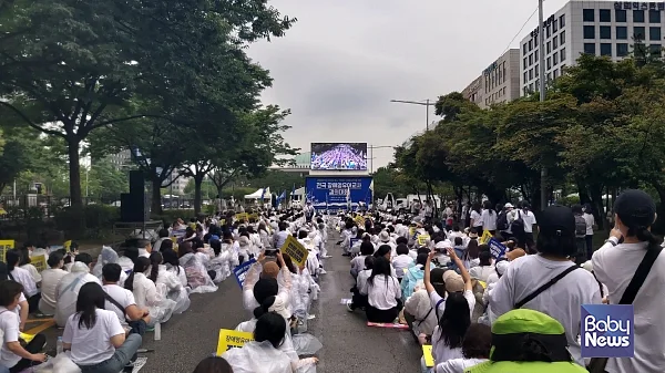 국회 앞에 전국 장애영유아교사 1400명이 집결해 차별없는 유보통합을 촉구했다. ⓒ베이비뉴스