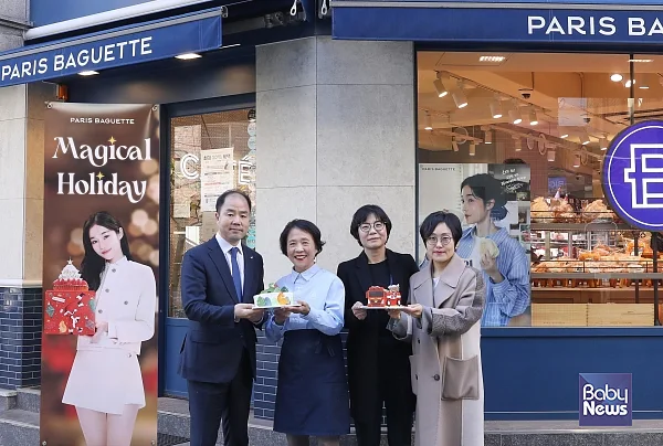 유승환 파리바게뜨 마케팅개발 BU장, 파리바게뜨 성대명륜점 김정자 가맹대표, 양송희 한국사회복지협의회 푸드뱅크사업단장, 김연정 파리바게뜨 마케팅본부장. ⓒ파리바게뜨
