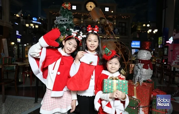키자니아 서울을 방문한 아이들이 크리스마스 기념 촬영을 하고 있다. ⓒ키자니아