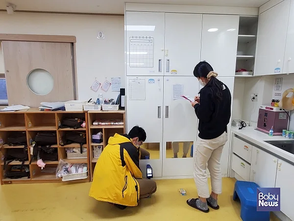 어린이집 납 안전성 검사 모습. ⓒ경기도