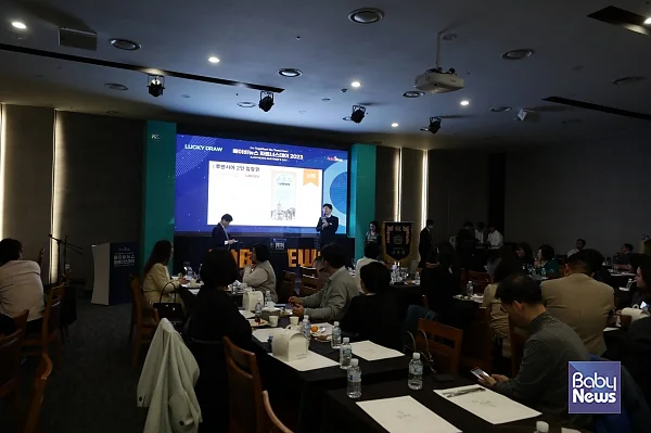 이세진 짐보리 부장이 2023 베이비뉴스 파트너스데이 2부 럭키드로우 행사에서 경품 추첨을 한 뒤, 인사말을 전하고 있다. 이효상 기자 ⓒ베이비뉴스