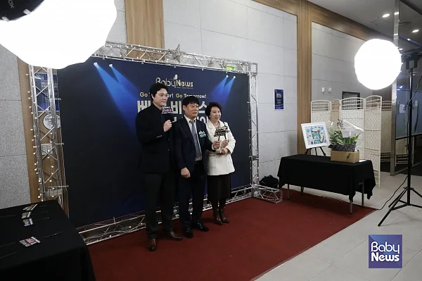 이희엽 한국폭력학대예방협회 대표와 임종순 사무국장이 소장섭 베이비뉴스 편집국장과 기념촬영을 하고 있다. 이효상 기자 ⓒ베이비뉴스