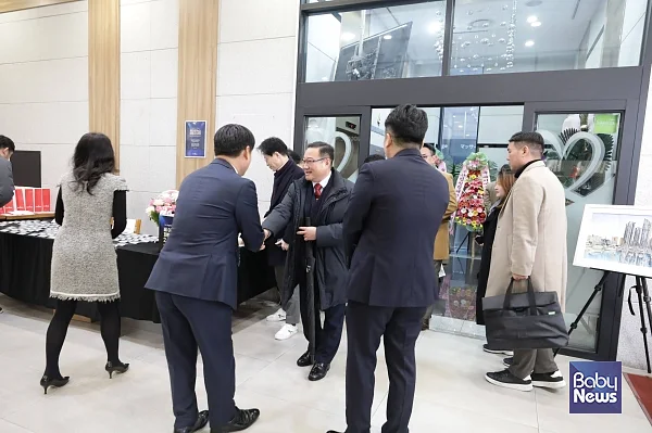 박용준 센트럴월드뉴스 편집국장 겸 전무이사가 소장섭 베이비뉴스 편집국장과 인사하고 있다. 이효상 기자 ⓒ베이비뉴스