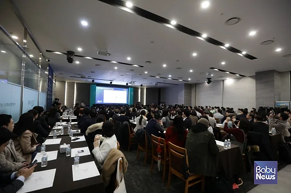 2023 베이비뉴스 파트너스데이 참가자들이 베이비뉴스가 선정한 10대 뉴스 영상에 주목하고 있다. 이효상 기자 ⓒ베이비뉴스