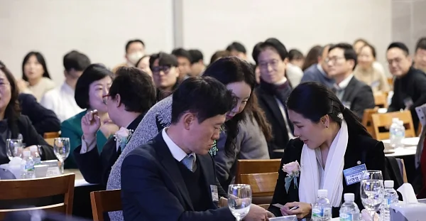 신현영 더불어민주당 국회의원과 유연식 서울특별시 상수도사업본부장이 서로 인사를 나누고 있다. 이효상 기자 ⓒ베이비뉴스