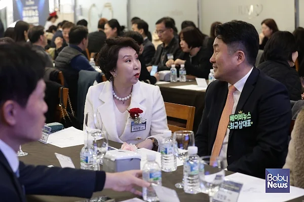이희엽 한국폭력학대예방협회 대표와 최규삼 베이비뉴스 대표가 환담을 나누고 있다. 이효상 기자 ⓒ베이비뉴스