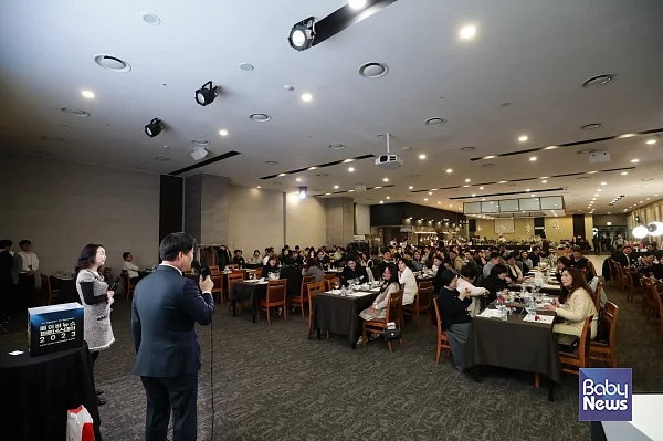 소장섭 베이비뉴스 편집국장과 박유미 전략기획실장이 2023 베이비뉴스 파트너스데이 2부 행사인 럭키드로우 진행을 하고 있다. 이효상 기자 ⓒ베이비뉴스