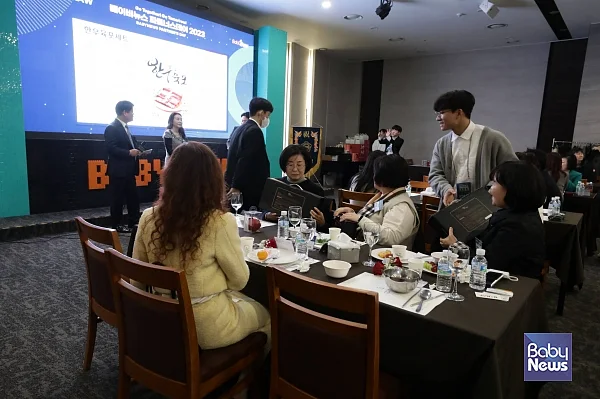 럭키드로우 상품을 받고 기뻐하는 참가자들. 이효상 기자. ⓒ베이비뉴스