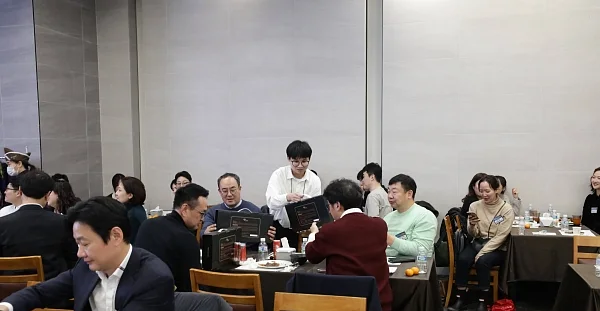 2023 베이비뉴스 파트너스데이 참가자들이 한우자조금관리위원회가 협찬한 한우육포 선물세트를 받고 기뻐하고 있다. 이효상 기자 ⓒ베이비뉴스