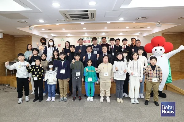 제11회 사랑의열매 나눔공모전에서 황인식 사랑의열매 사무총장, 양호영 커뮤니케이션본부장 및 수상자들이 기념 사진을 찍고 있다. ⓒ사회복지공동모금회