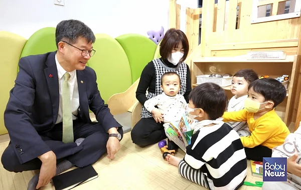 정부가 내년부터 저출생 문제에 특단의 대책을 세우고 꼭 필요한 정책에 역량을 집중한다고 밝혔다. 12일 서울 은평구 소재 구립 광현어린이집을 찾은이기일 보건복지부 제1차관 모습.ⓒ보건복지부