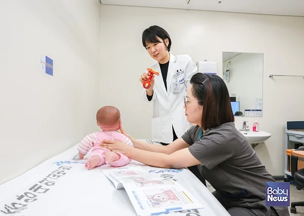 신현이 중앙대병원 재활의학과 교수, 아기 기운목 재활운동치료 사진. ⓒ중앙대병원