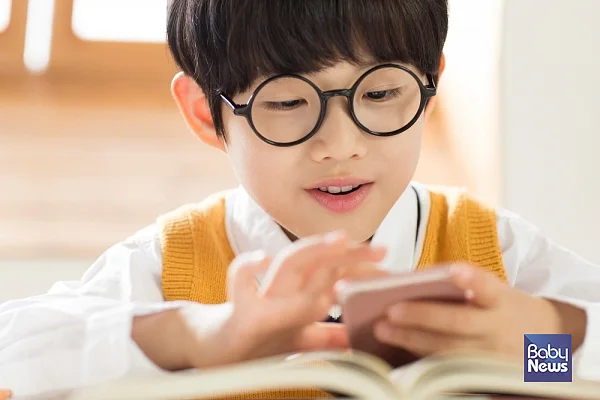 코로나 끝나고 우리나라 어린이 미디어 이용 시간은 줄었지만 여전히 WHO 권고보다 더 많은 시간 미디어를 이용하고 있었다. ⓒ베이비뉴스