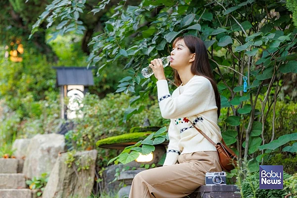 물도 급하게 먹으면 체하고, 한꺼번에 많이 먹으면 몸 속에서 독이 된다. ⓒ베이비뉴스