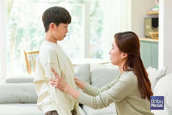 아이가 문제행동을 했을 때가 아닌 문제행동을 하지 않았을 때 긍정적인 관심을 보여주는 것이 중요하다. ⓒ베이비뉴스
