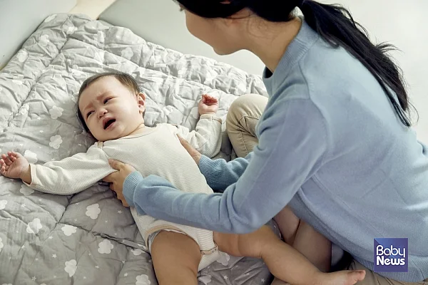 기저귀 떼는 시기는 24개월 전후로, 말로 이해시키는 게 아닌 행동으로 익히도록 해야한다. ⓒ베이비뉴스