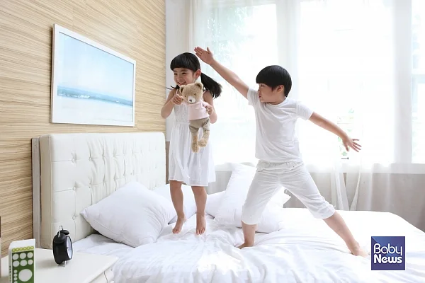 아이의 공격 행동을 무조건 허용하기보다는 마음을 수용해주면서 행동에 대해서는 분명한 제한을 하는 태도가 도움이 된다. ⓒ베이비뉴스