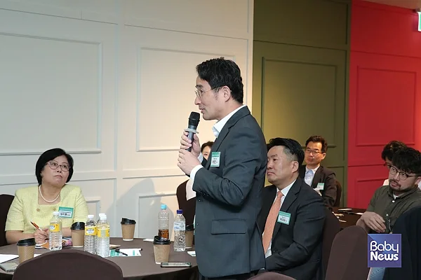 박영건 주식회사 꿈비 대표가 첫만남이용권과 육아산업의 부가가치세 문제에 대해 질문하고 있다. 이효상 기자 ⓒ베이비뉴스
