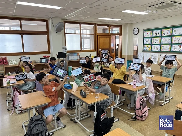 리딩앤’으로 수업을 하고 있는 전남 목포석현초등학교 임우균 교사 학급 학생들 모습. ⓒ리딩앤