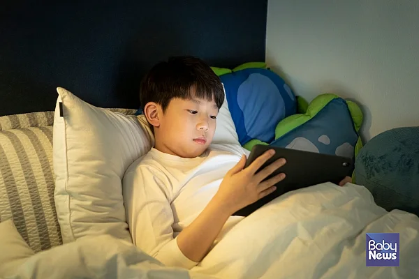 자녀가 나이에 맞게 스스로 조절할 수 있도록 어릴 때부터 훈육한다면 스마트폰을 조절하는 능력이 자연스레 키워집니다. ⓒ베이비뉴스
