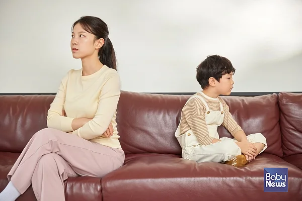 아이가 문제행동을 했을 때 부모님들이 격하게 반응하며 혼내거나 체벌을 가하지 말고 그런 행동을 잠시 무시하는 것이 효과적입니다. ⓒ베이비뉴스