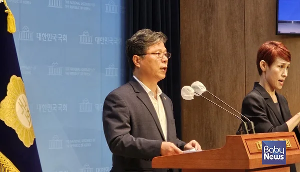 국회 보건복지위소속 더불어민주당 위원들이 16일 국회 소통관에서 코로나19 재확산이 심각함을 알리고 정부의 강력 대응을 촉구하는 기자회견을 열었다. 발언하는 서영석 의원. ⓒ서영석의원실